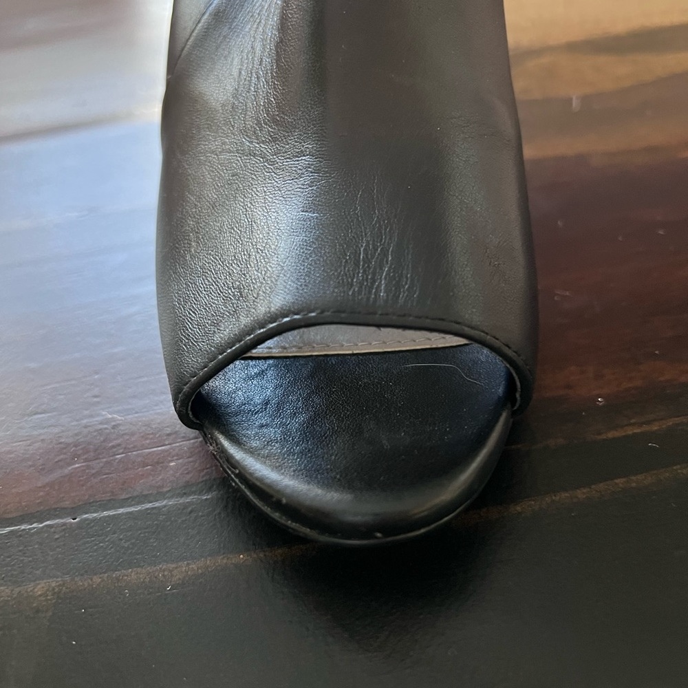 Size 8 black leather Cole Haans shoes - Picture 2 of 6